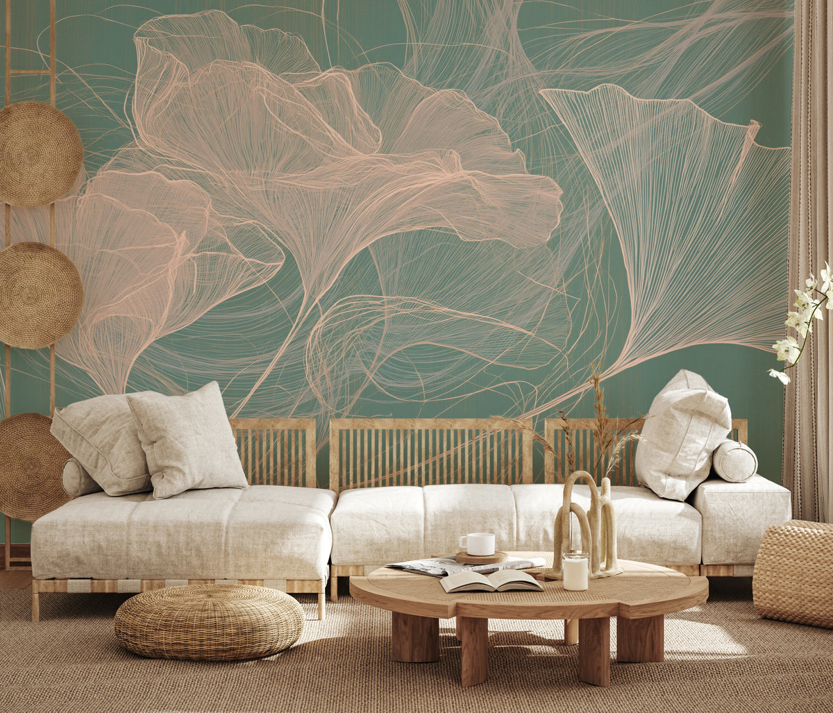 PEACH SKEIN sur tout le mur d’un salon lumineux – les feuilles roses au-dessus d’un canapé en bois avec coussins crème montrent l’échelle