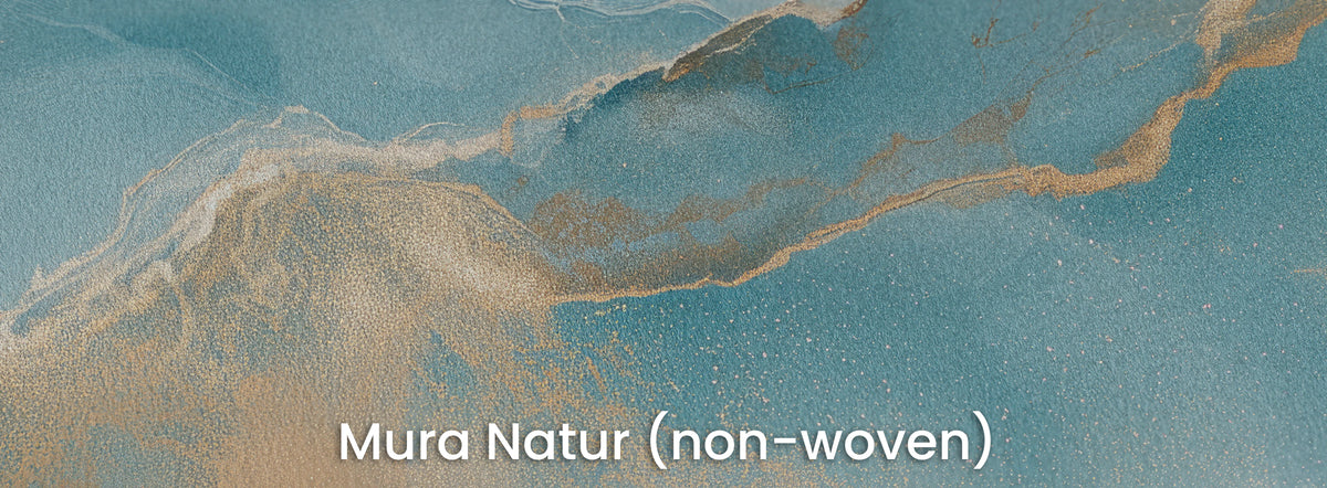 PEACOCK AGATE na podłożu Mura Natur: złocista poświata i złoty pył na matowej włókninie