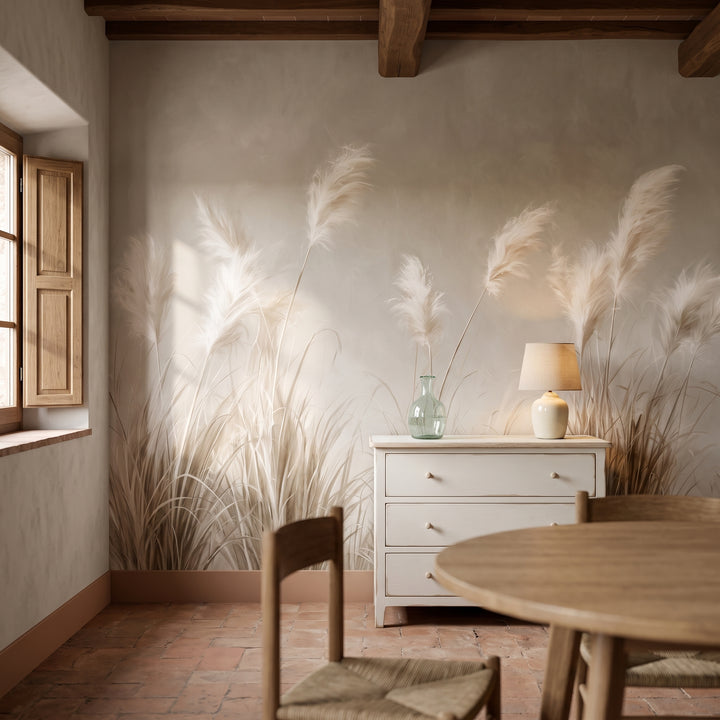 PLASTER AND SILK en mise en scène dans le coin petit-déjeuner d'une maison toscane, devant le mur une commode ivoire