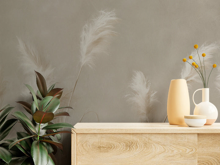 PLASTER AND SILK de près – fines fibres des épis blancs au-dessus d'une commode en bois avec des vases