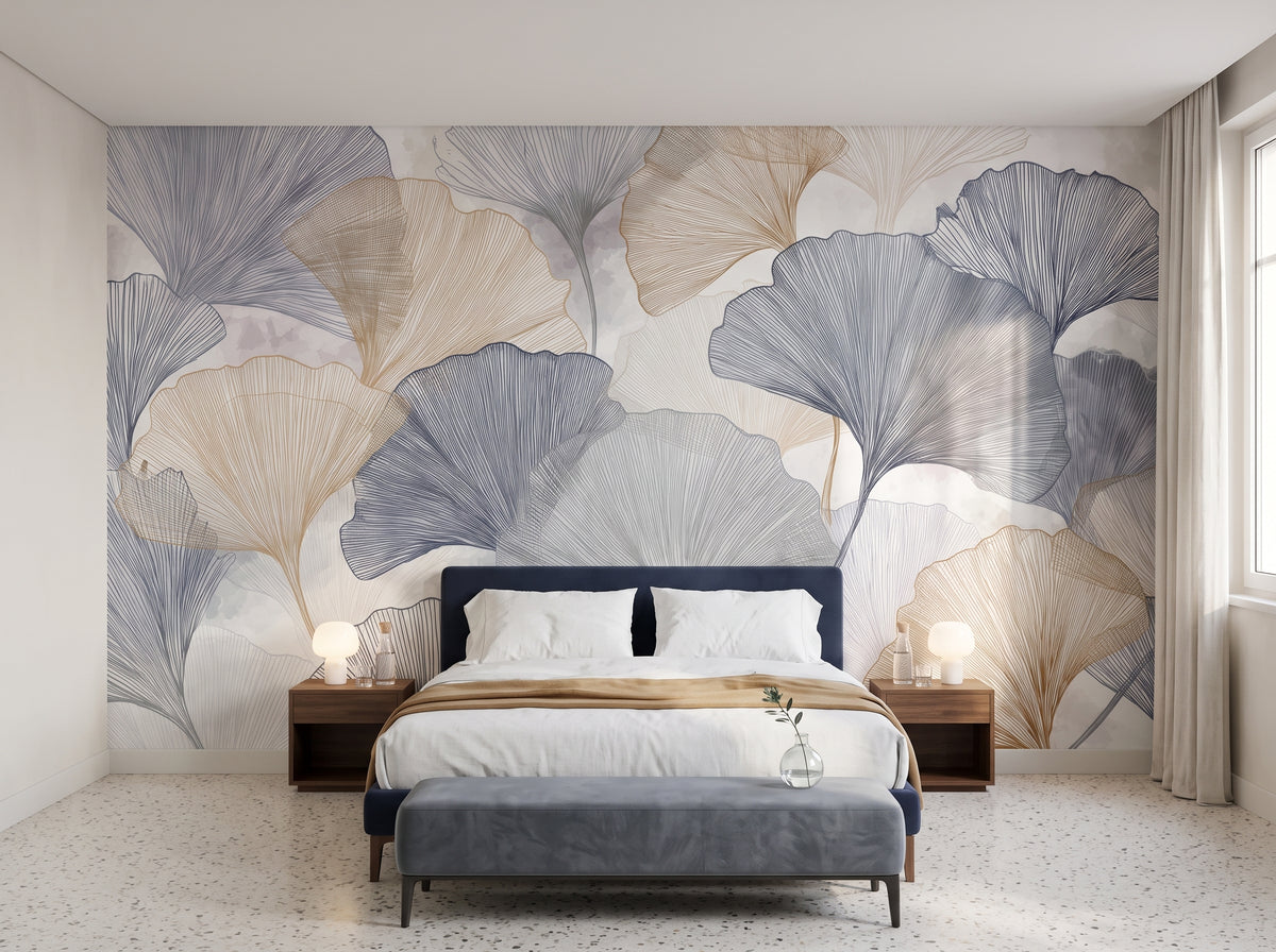 PLEATED FANS mis en scène dans une suite d'un hôtel milanais, devant le mur un lit à tête de lit bleu marine et un banc