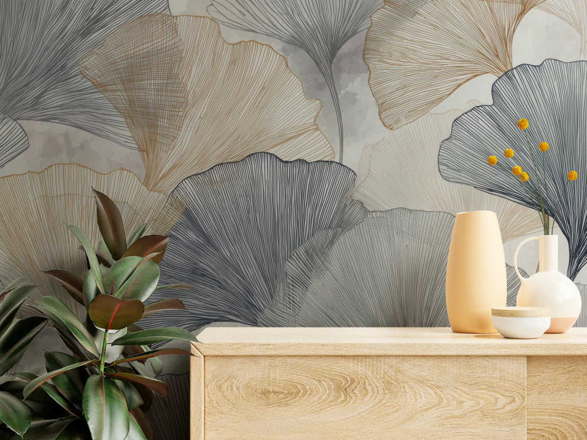PLEATED FANS de près au-dessus d'une commode claire en bois – nervures bleu marine et caramel à côté de vases
