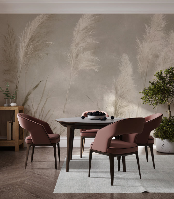 PLUME CHORUS en toda la pared del comedor – plumeros más altos que las sillas rosas junto a la mesa redonda