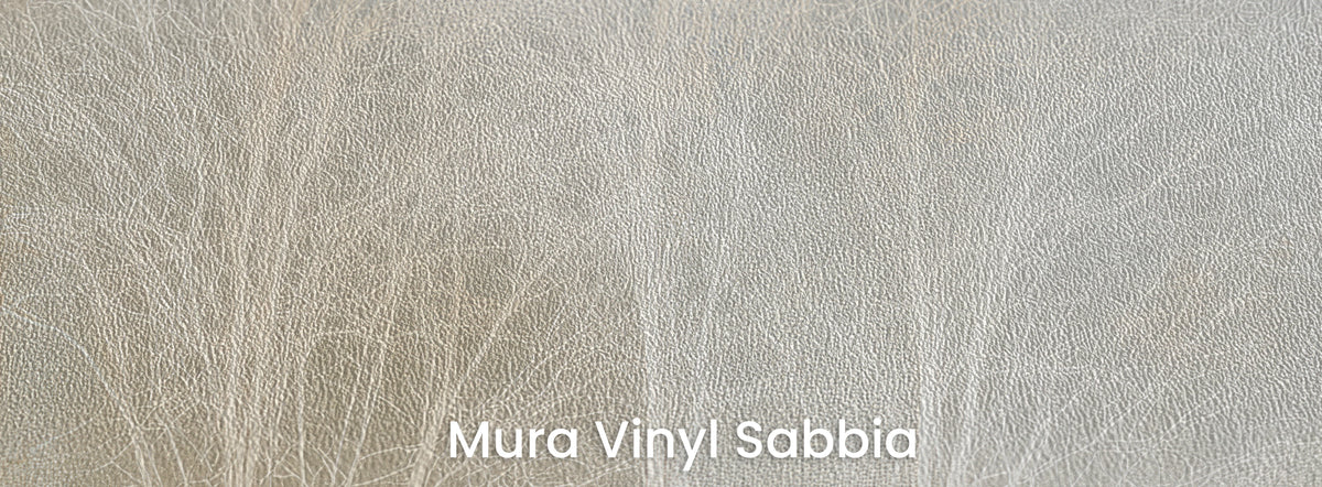 PROCESSION sur le support Mura Vinyl Sabbia – rangée d'arbres sur une texture de sable marquée