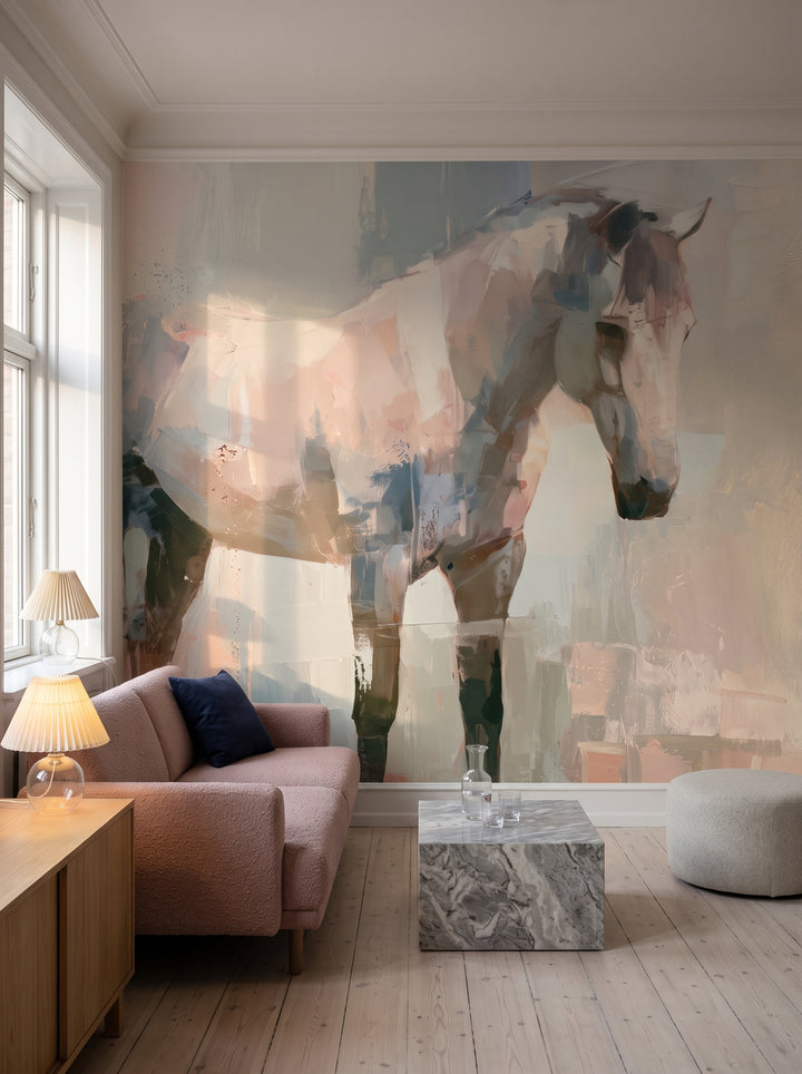QUARTZ STILLNESS en la ambientación de un salón: caballo en rosa empolvado sobre un sofá rosa bajo con cojín azul marino y mesa de mármol