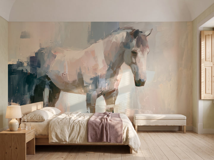 QUARTZ STILLNESS en la ambientación de un dormitorio: toda la pared tras una cama baja con ropa de lino crema y manta color brezo