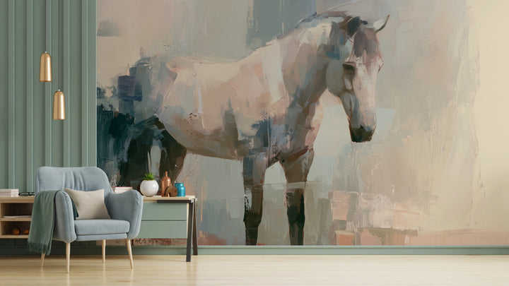 QUARTZ STILLNESS, pared de salón: caballo entero con la cabeza baja en rosas y grises, con crema a la derecha; a la izquierda, panel verde y sillón