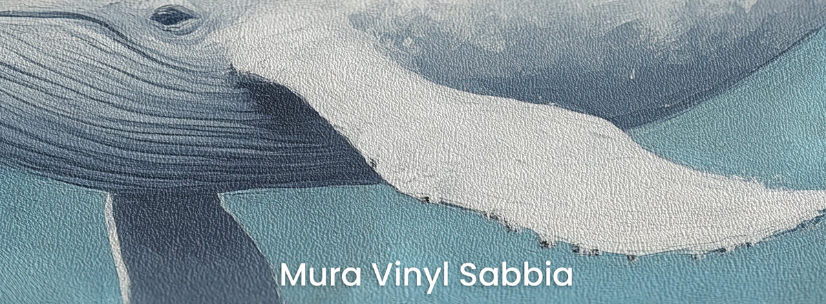 QUIET GIANT auf dem Trägermaterial Mura Vinyl Sabbia: Auge und Flosse des Wals auf blauem Grund, grobe Sandkörnung