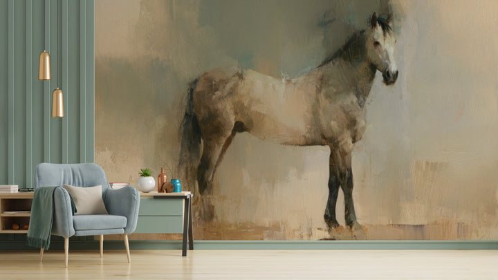 QUIET SENTINEL, pared de salón: el caballo entero, de la cola a la cabeza, de lado sobre fondo beige; a la izquierda, panel verde y sillón celeste