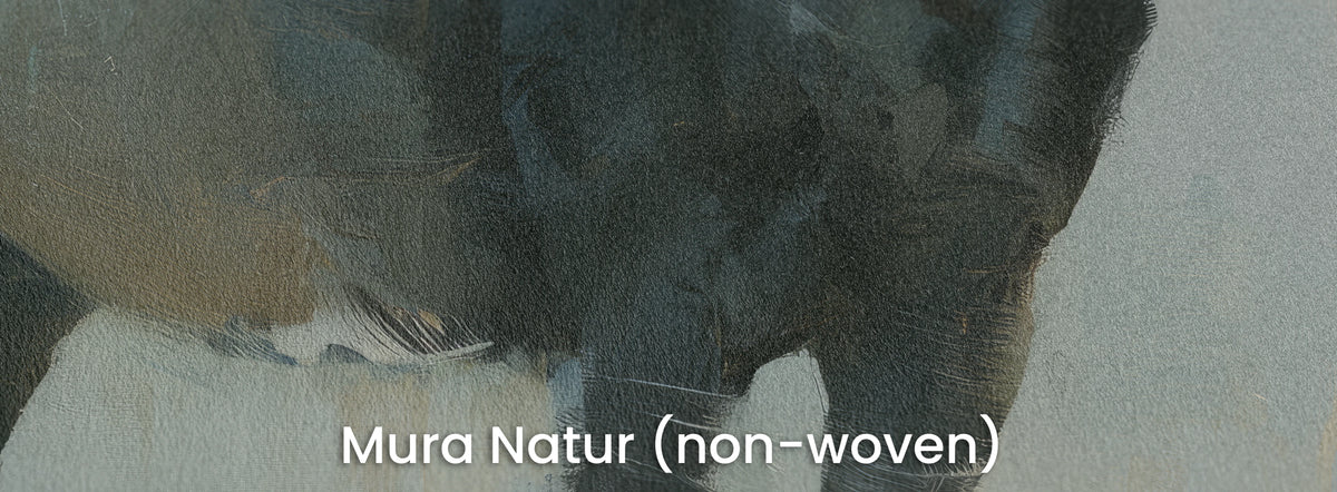 RAVEN ON SAGE sur le support Mura Natur – noir et vert sauge sur intissé mat