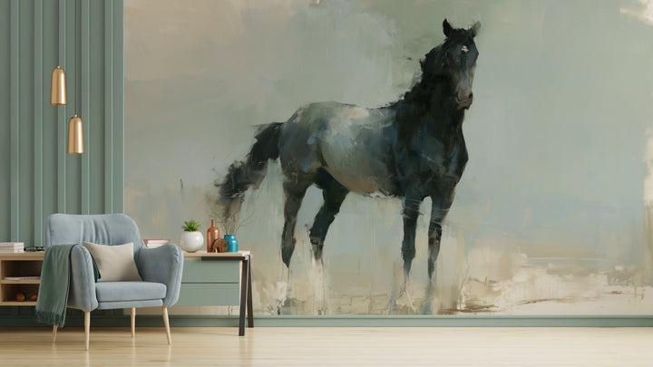 RAVEN ON SAGE, pared de salón: caballo negro de frente sobre fondo verde salvia, con cola y patas a la vista; a la izquierda, panel verde y sillón celeste