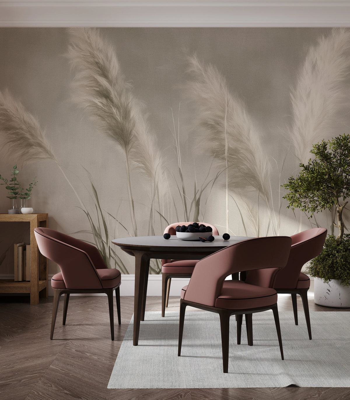 REVERENCE an der ganzen Esszimmerwand hinter rundem Tisch und Stühlen in gedecktem Rosa – die Rispen reichen fast bis zur Decke
