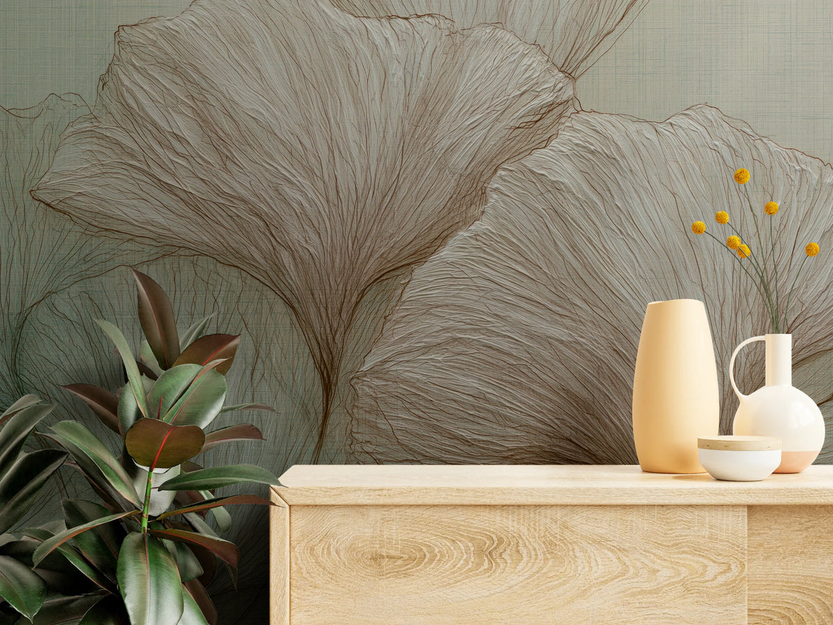 RICE PAPER de près au-dessus d'une commode en chêne avec des vases : feuilles crème froissées et nervures brunes sur fond vert