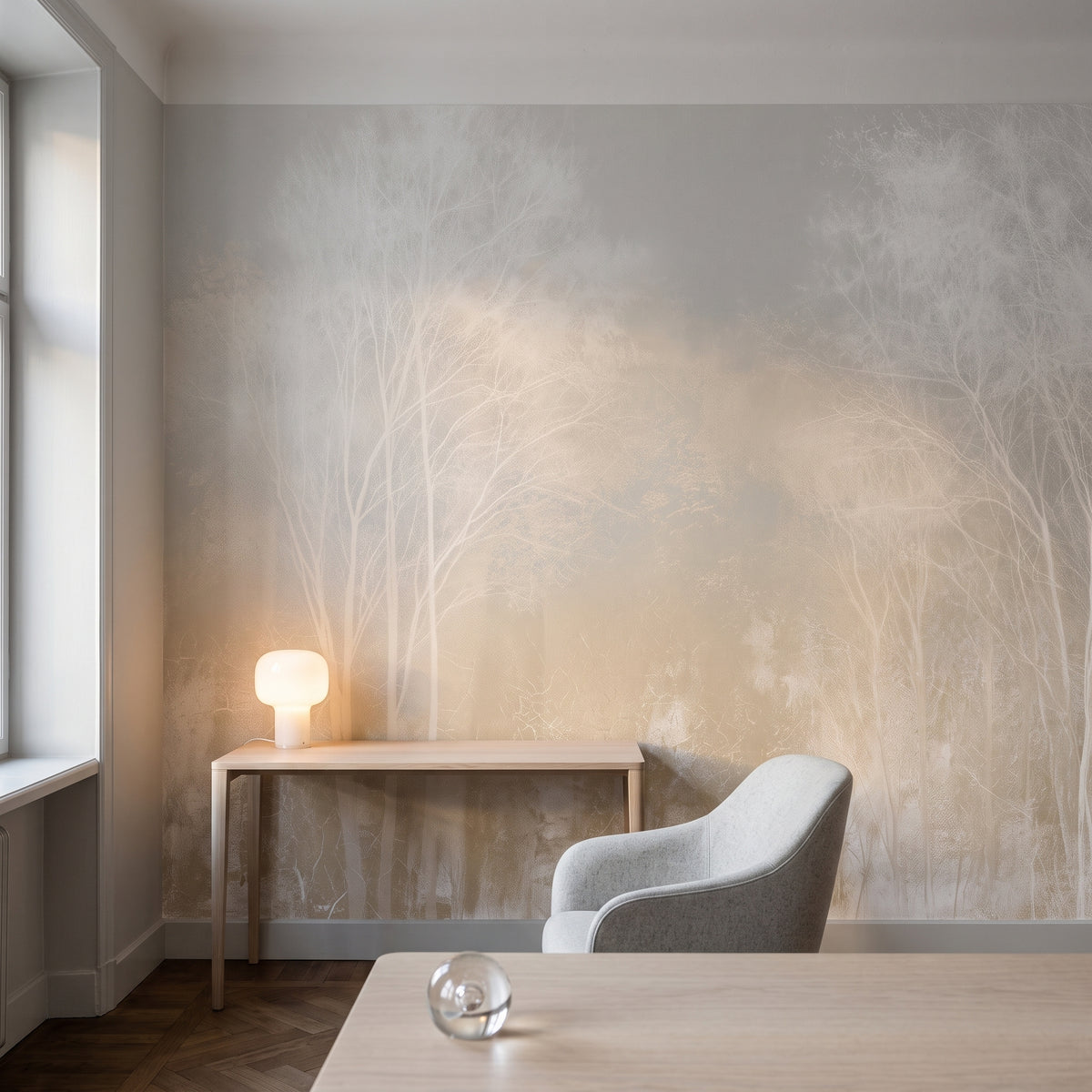 RIME BOUGHS en mise en scène dans le bureau d'un immeuble ancien de Stockholm, avec bureau élancé et fauteuil gris
