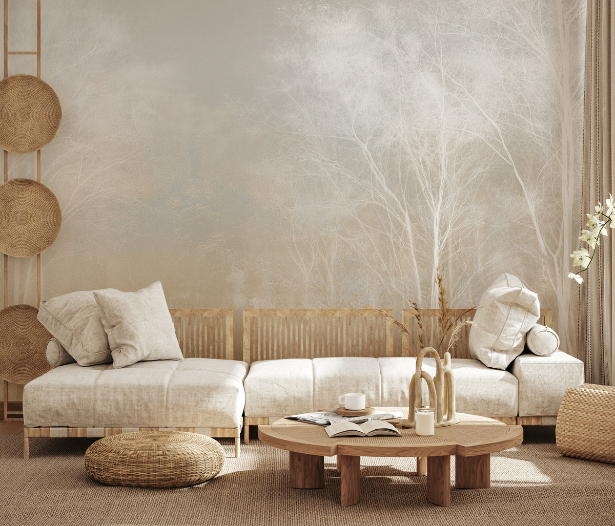 RIME BOUGHS sur tout le mur d'un salon clair – les arbres blancs montent haut au-dessus du canapé et de la table basse