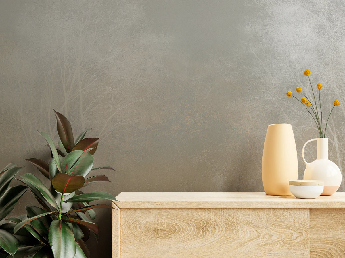 RIME BOUGHS de près – branches givrées dans la brume au-dessus d'une commode en bois avec vases
