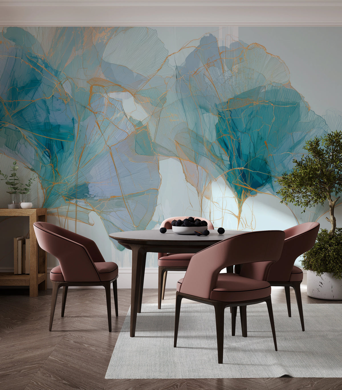 RIVULET sur le mur d'une salle à manger à table ronde sombre et fauteuils rose poudré – les feuilles au-dessus des dossiers