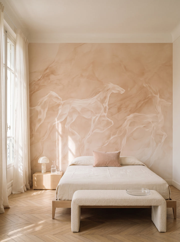 ROSEWATER RUN en la ambientación de un dormitorio: siluetas blancas de caballos sobre una cama baja con ropa de lino, banco crema y lámpara de alabastro