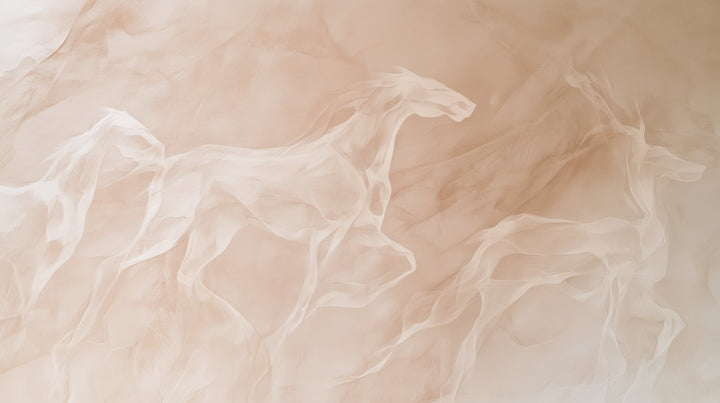 ROSEWATER RUN – motivo completo: siluetas de caballos al galope con una línea blanca y transparente sobre fondo rosa empolvado