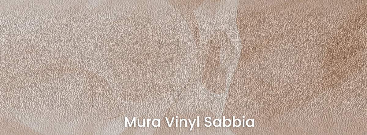 ROSEWATER RUN na podłożu Mura Vinyl Sabbia – róż i brzoskwinia na wyrazistej fakturze grubego ziarna piasku