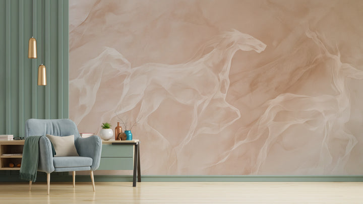 ROSEWATER RUN, pared de salón: contornos blancos de caballos al galope sobre rosa empolvado; a la izquierda, panel verde de lamas y sillón celeste