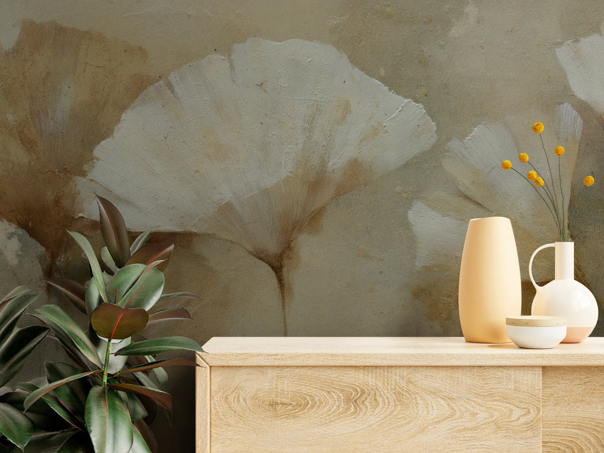 RUSSET LIMEWASH z bliska: szeroki biały liść i rdzawy wachlarz nad komodą z ceramicznymi wazonami