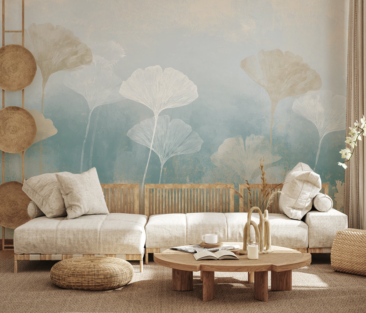 SALT AIR sur tout le mur d'un salon rustique – feuilles au-dessus d'un canapé bas au dossier en bois et de poufs tressés