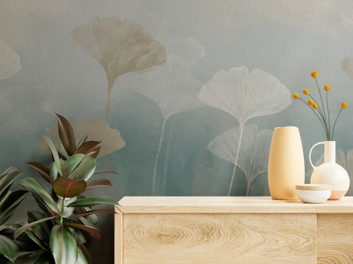 SALT AIR de près – feuille taupe et éventails blancs aux fines nervures, au-dessus d'une commode avec des vases