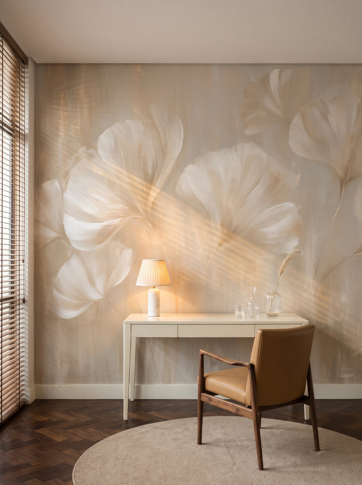 SATIN SWAY en una ambientación de despacho en un apartamento brasileño de los años 50, con un escritorio color crema y un sillón de cuero caramelo delante