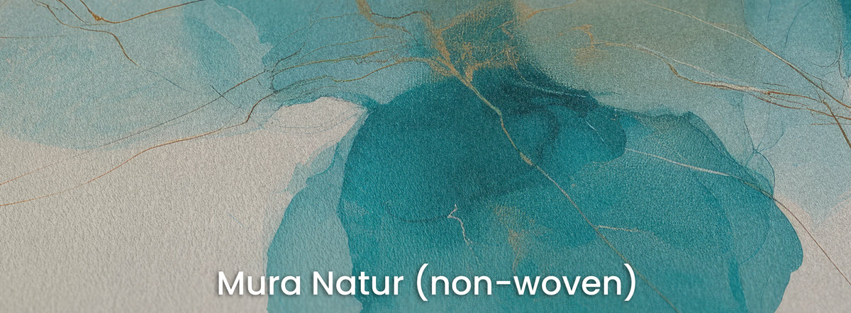 SEA GLASS GARLAND na podłożu Mura Natur: ciemniejszy płatek i złote linie na matowej włókninie