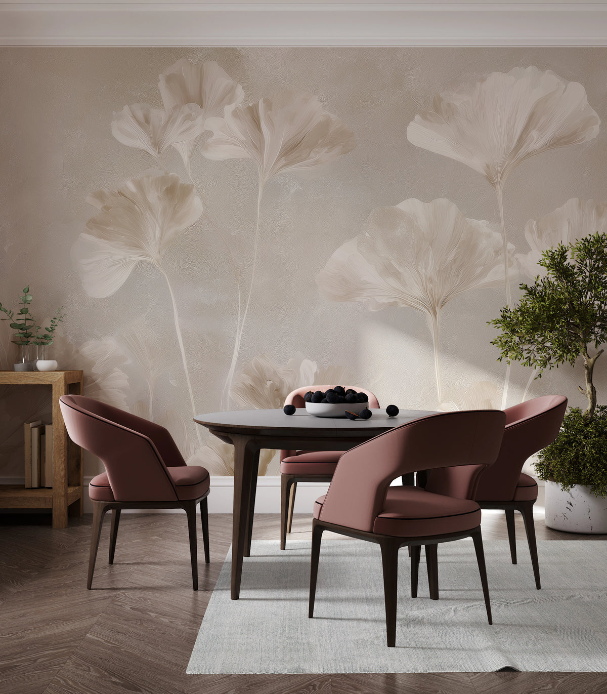 SELENITE sur tout le mur d'une salle à manger – les feuilles blanches sur leurs tiges montent haut au-dessus d'une table ronde et de chaises vieux rose
