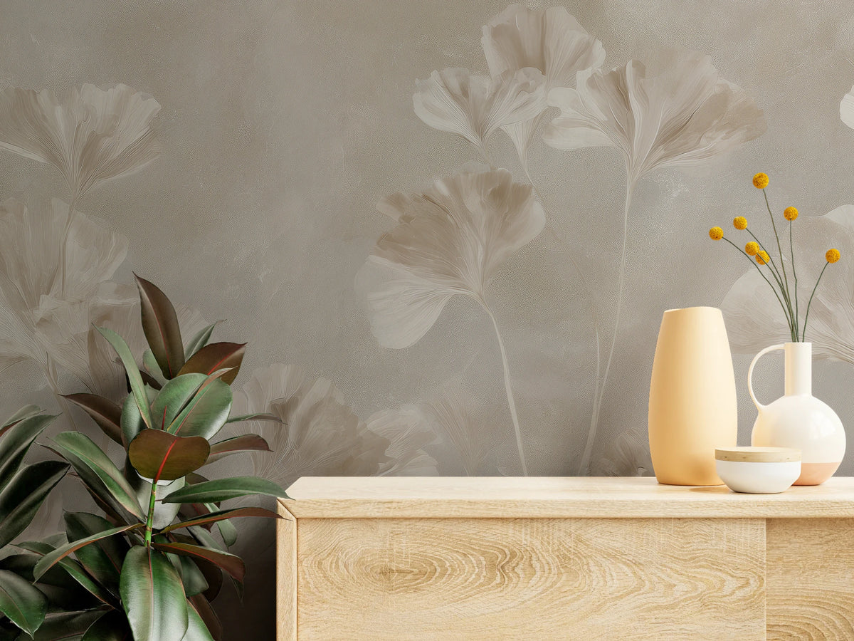 SELENITE de près – feuilles translucides et fond gris veiné au-dessus d'une commode claire en bois avec des vases
