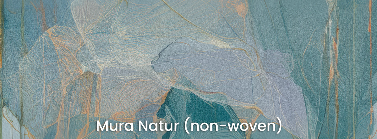 SLATE DRIZZLE sur le support Mura Natur – intissé mat sous des feuilles lilas et pétrole