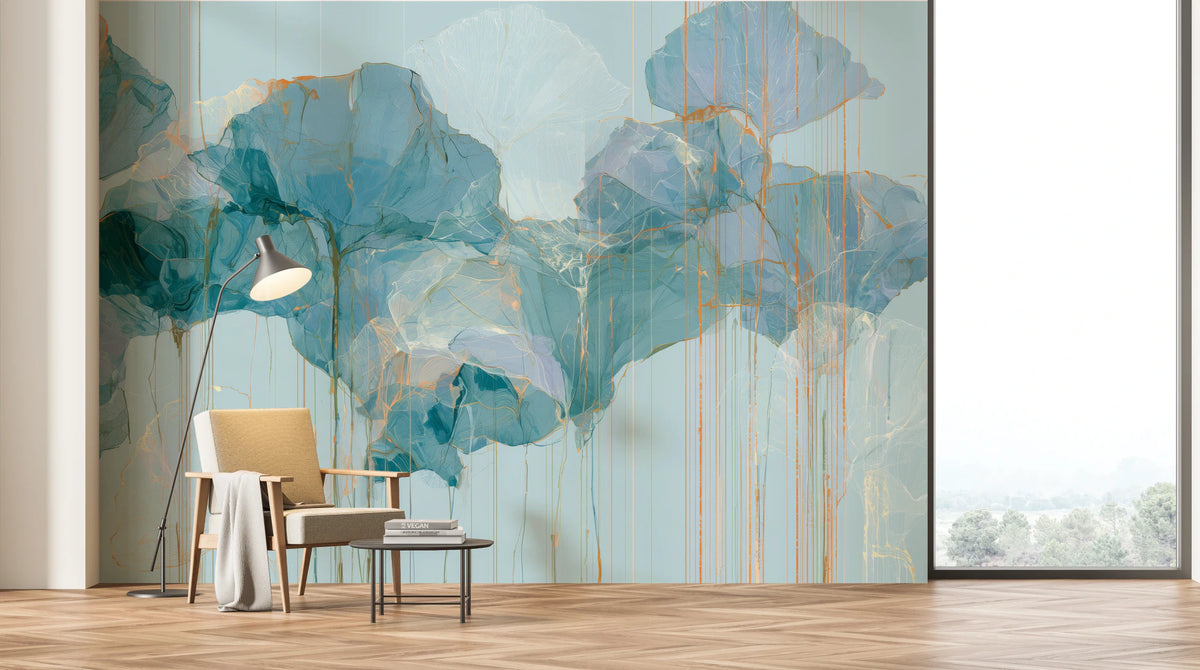 SLATE DRIZZLE sur tout le mur d'un salon à baie vitrée – un fauteuil et un lampadaire devant la partie gauche du nuage de feuilles