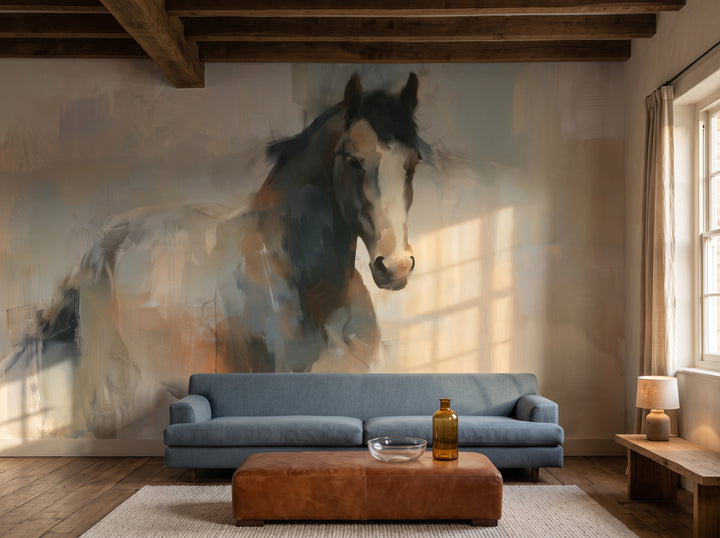 SMOKE AND UMBER en una ambientación de salón con vigas: pared completa tras un sofá gris azulado y un reposapiés de cuero