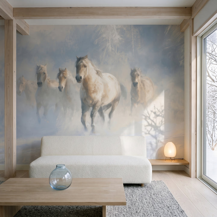 SNOW DRIFTERS en una ambientación de salón: cinco caballos claros sobre un sofá bajo blanco y una mesa de roble blanqueado
