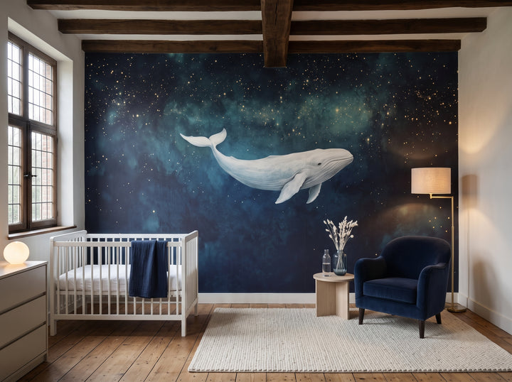 STARLIT WHALE in der Raumgestaltung eines Babyzimmers: ganze Wand mit Nachthimmel, links Kinderbett, rechts Sessel mit Lampe