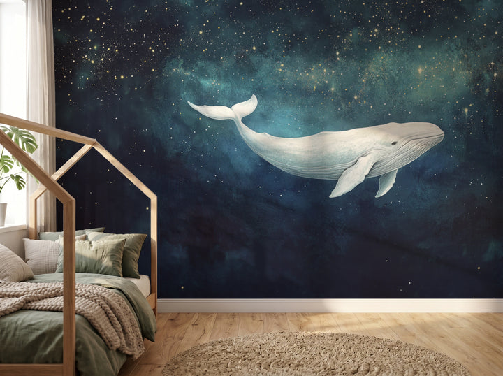 STARLIT WHALE auf der ganzen Wand eines Kinderzimmers: Wal und Sternenhimmel neben Bett in Hausform