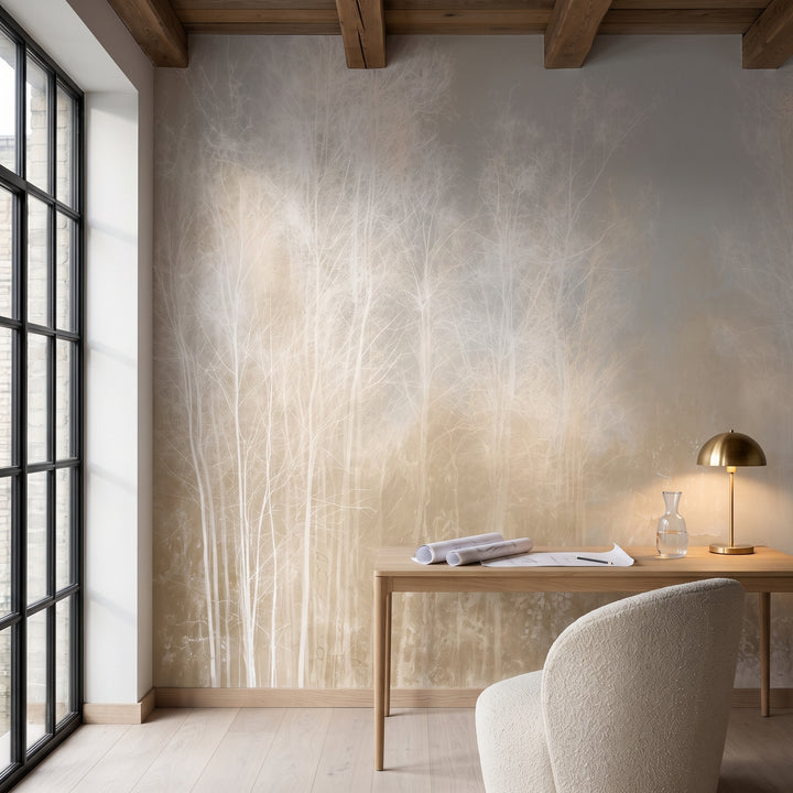 STILL GLADE dans l'espace de travail d'un atelier à Copenhague, devant le mur un bureau bas en chêne et un fauteuil bouclé crème