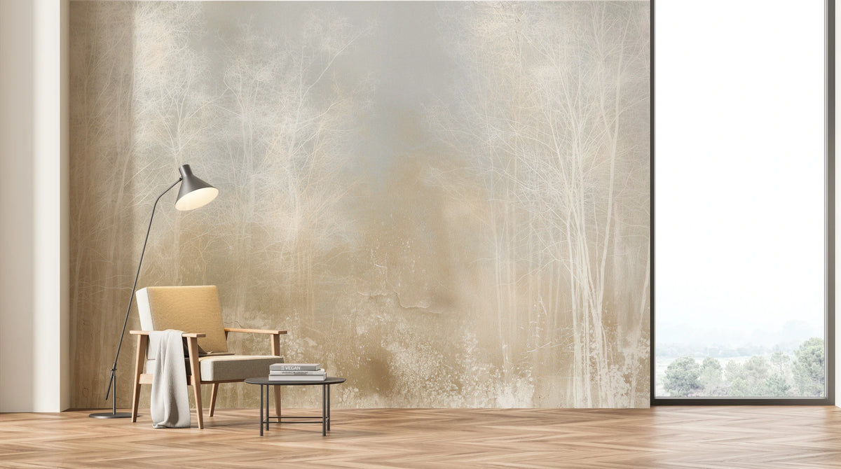 STILL GLADE sur tout le mur d'un salon lumineux – fauteuil, lampe et table basse montrent l'échelle des troncs blancs