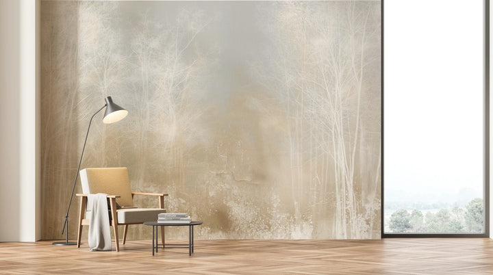 STILL GLADE sur tout le mur d'un salon lumineux – fauteuil, lampe et table basse montrent l'échelle des troncs blancs
