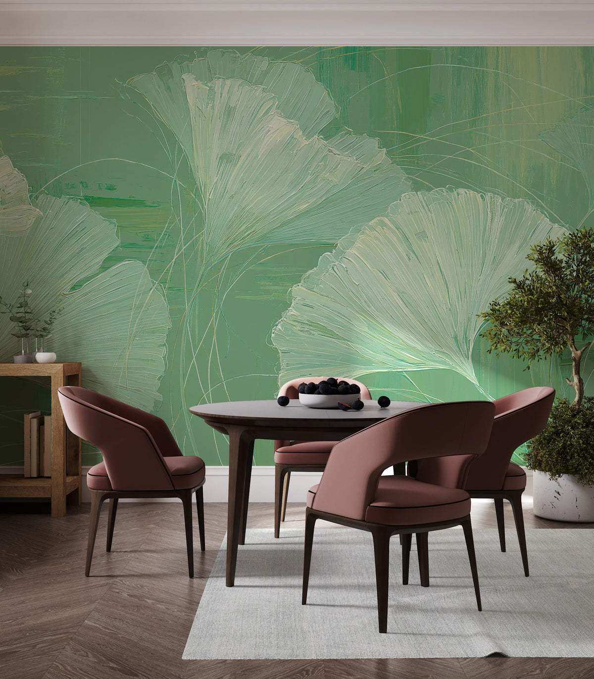 STILL POND sur tout le mur d’une salle à manger – les feuilles de ginkgo sont plus larges que la table ronde aux chaises vieux rose