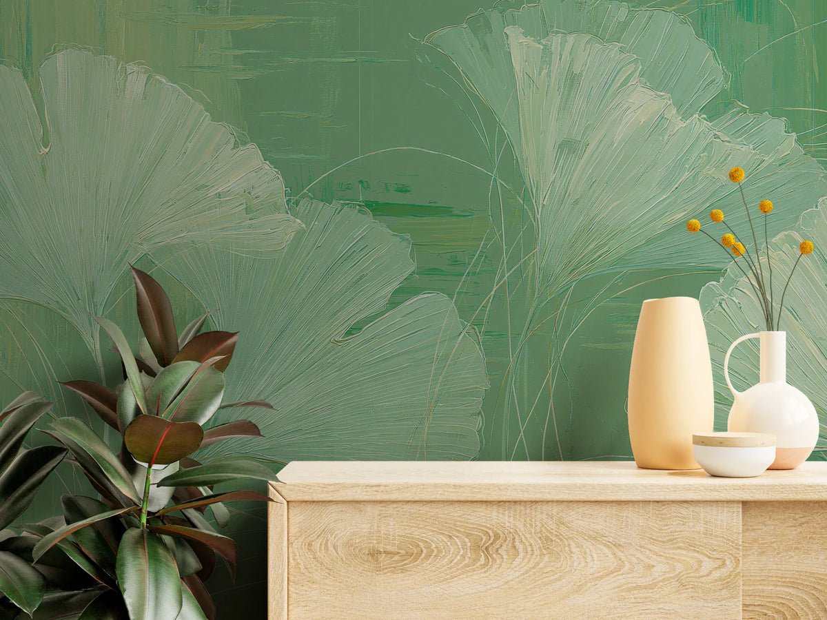 STILL POND en gros plan – sillons de peinture des feuilles menthe derrière une commode claire avec des vases et un ficus