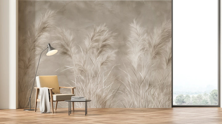 STUCCO TRIO en toda la pared de un salón luminoso con ventana; las matas de pampa más altas que el sillón y la lámpara de pie
