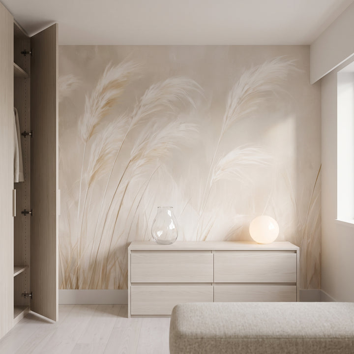 SUNBLEACHED en mise en scène dans un dressing clair avec armoire ouverte, devant le mur une commode basse avec une lampe
