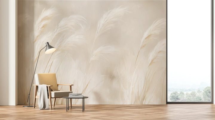 SUNBLEACHED sur tout le mur d'un salon clair avec fauteuil et lampe – plumeaux bien au-dessus du dossier du fauteuil