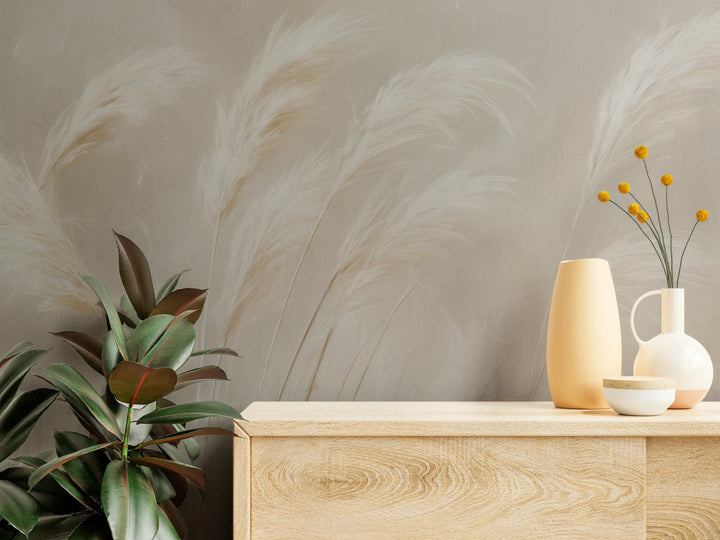 SUNBLEACHED de près – fibres des plumeaux d'herbe de la pampa au-dessus d'une commode claire avec des vases