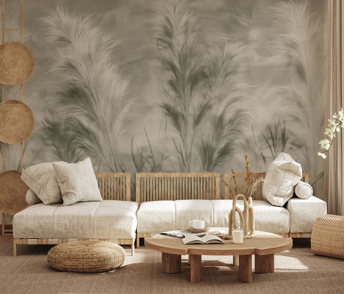 SWANSDOWN an der Wand eines hellen Wohnzimmers mit Rattan – die Rispen ragen hoch über das Leinensofa und den runden Beistelltisch