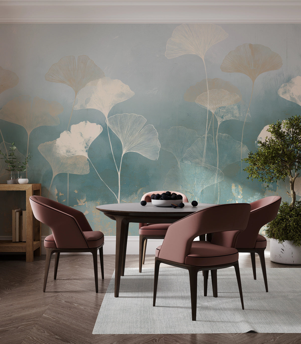 TALC AND TEAL en toda la pared de un comedor: hojas de ginkgo sobre una mesa redonda oscura y sillas rosas