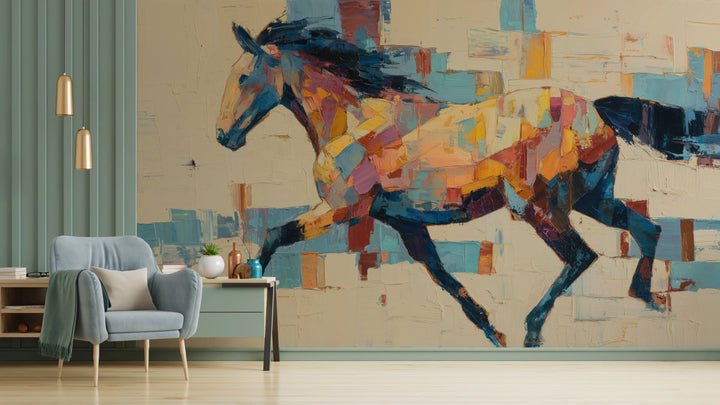 TANGERINE TROT, pared de salón: caballo multicolor al trote de la cabeza a la cola, con rectángulos turquesa detrás; a la izquierda, panel verde y sillón